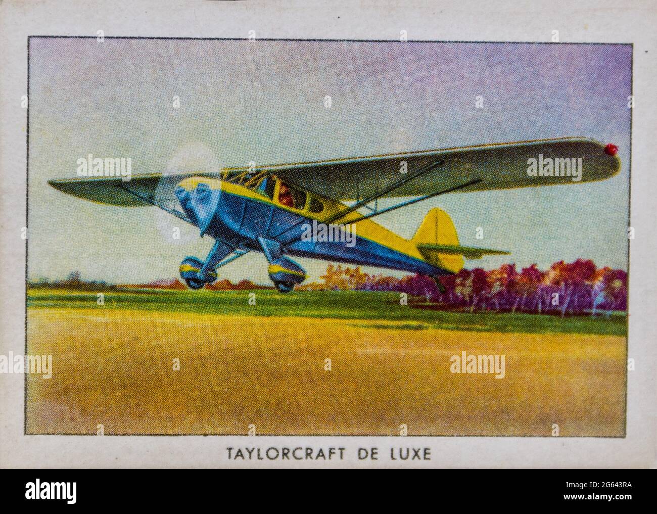 Une carte à cigarettes à motif ailes battues d'un avion de luxe Taylorcraft provenant d'un ensemble appartenant à un vétéran de la marine américaine qui a voyagé dans le monde entier. Banque D'Images