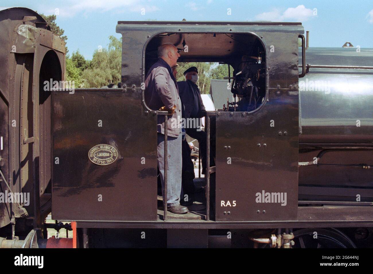 Leicester, Royaume-Uni - 29 mai 2021 : les équipages sur le pied d'une locomotive à vapeur. Banque D'Images