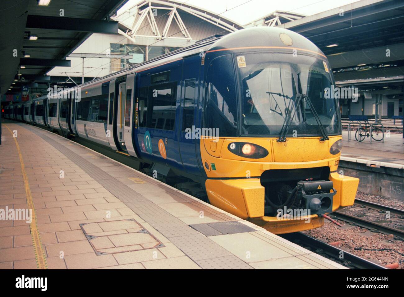 Leeds, Royaume-Uni - 25 juin 2021 : train de voyageurs électriques (classe 333) exploité par Northern à la gare de Leeds. Banque D'Images