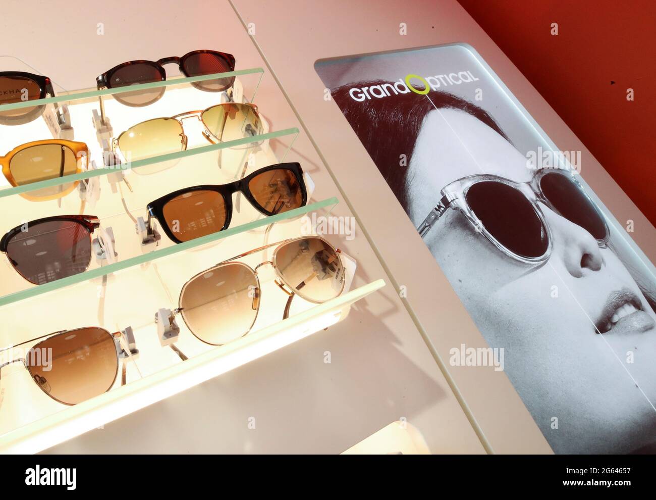 Les lunettes de soleil sont exposées dans un magasin GrandOptical, une  marque de l'opérateur néerlandais de lunettes GrandVision, à Bruxelles,  Belgique le 2 juillet 2021. REUTERS/Yves Herman Photo Stock - Alamy