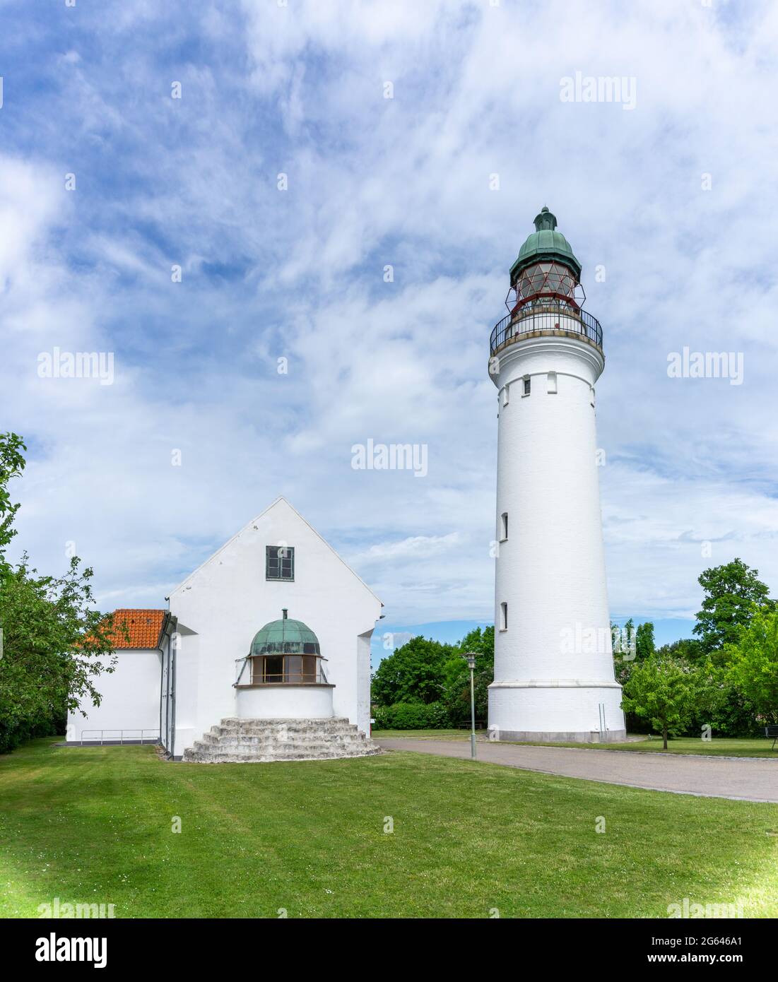 Stevns Klint, Danemark - 12 juin 2021 : vue sur le phare de Stevns, sur la côte est du Danemark, lors d'une belle journée d'été Banque D'Images