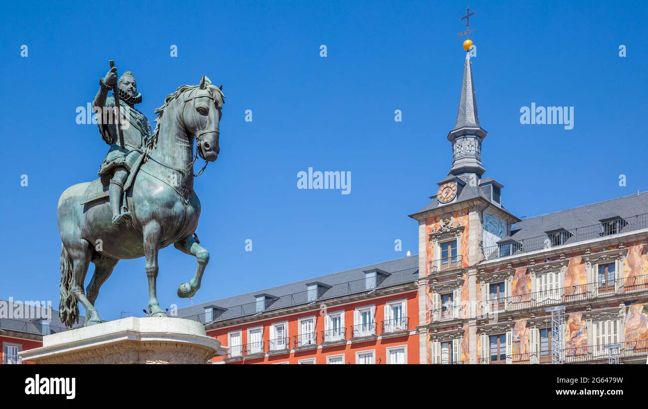 Plaza Mayor à Madrid avec la statue du roi Philippe III, Espagne Banque D'Images