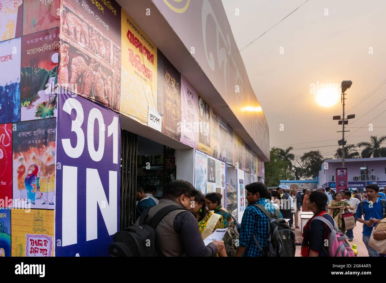 KOLKATA, INDE - 9 FÉVRIER 2018 : clients et énorme palissade de Bengali (une langue de l'Inde) éditeur de livres - 'Deen's Publishing' chez K Banque D'Images
