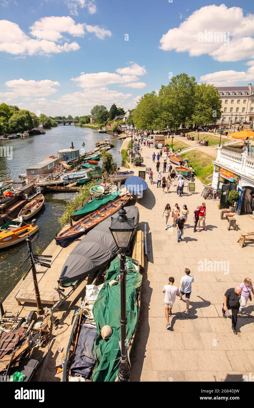 Bateaux de plaisance amarrés par le pont de Richmond sur la Tamise à Richmond, Surrey, Royaume-Uni, un jour d'été, avec des touristes et des résidents appréciant le soleil Banque D'Images