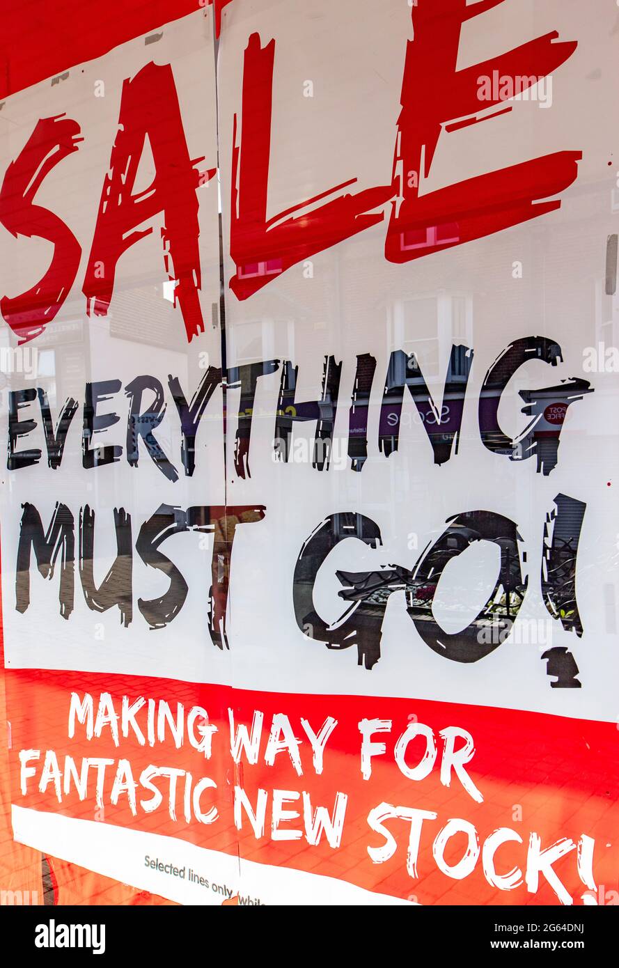 Affiche de vente sur l'affiche dans la rue à Londres - « tout doit aller » Banque D'Images