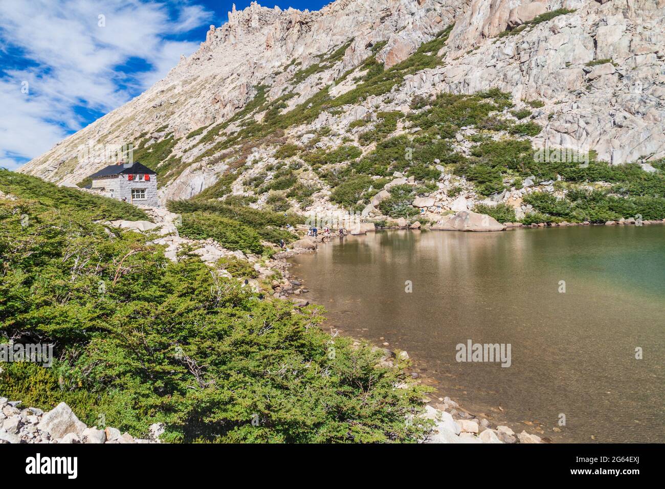 Refuge de montagne Refugio Frey et lac Laguna Toncek près de Bariloche, Argentine Banque D'Images