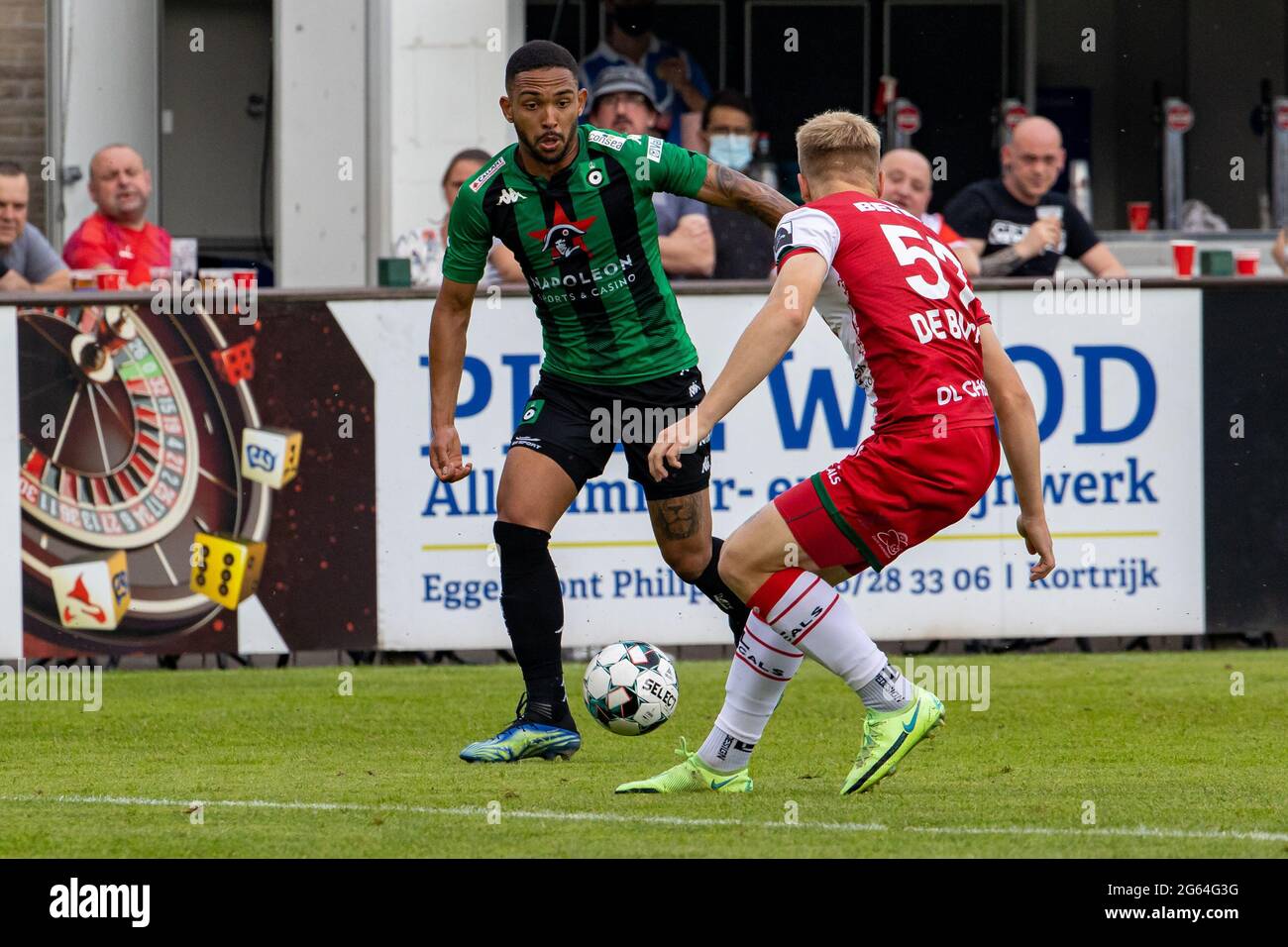 Victor Alexander Da Silva Vitinho de cercle et Wout de Buyser d'Essevee se battent pour le ballon lors d'un match de football amical entre Zulte Waregem et CER Banque D'Images