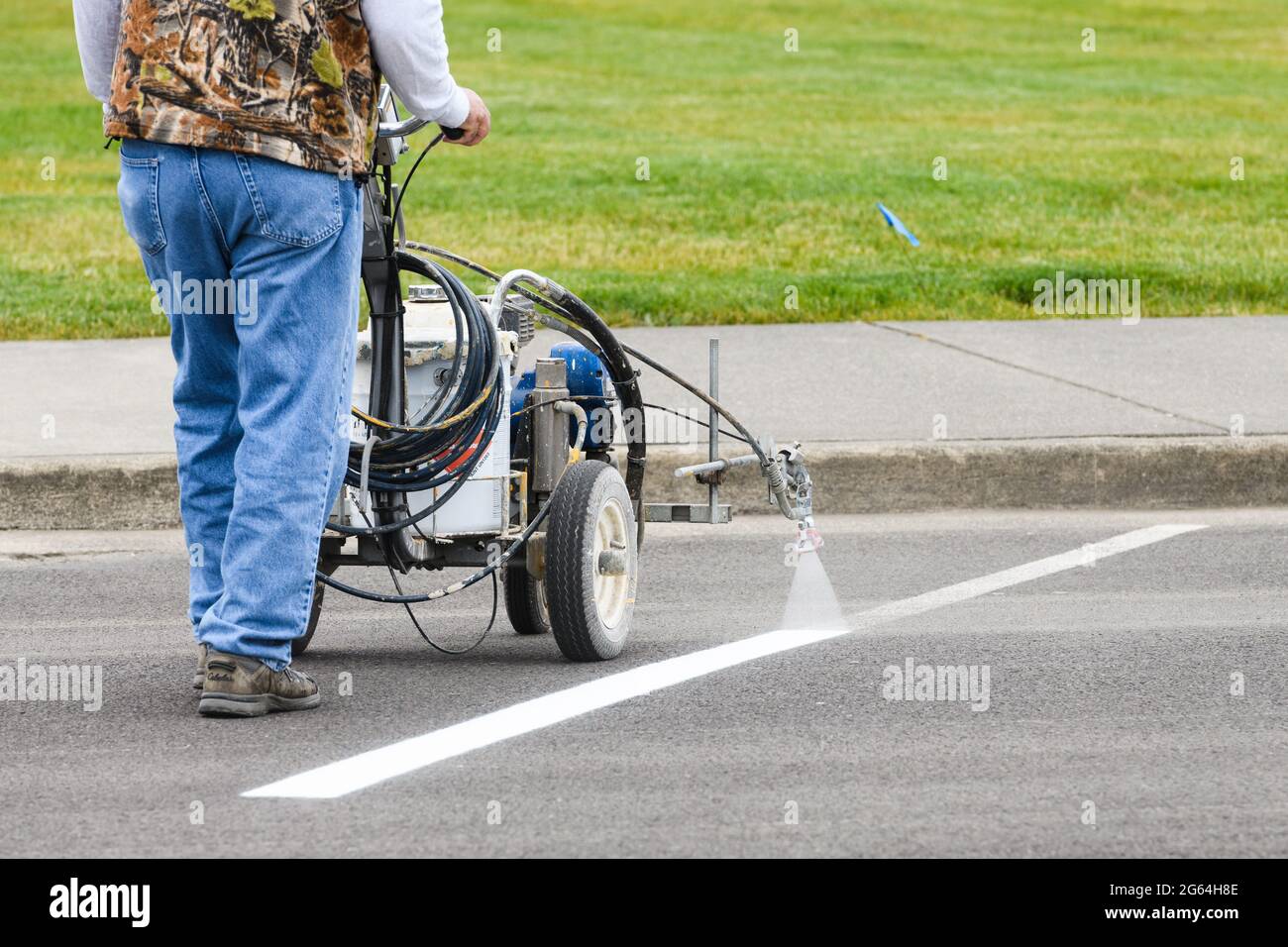 Westport, WA, USA - 24 juin 2021 ; UNE machine est utilisée pour peindre la ligne de division blanche sur une place de stationnement dans la ville de Westport, dans l'État de Washington Banque D'Images