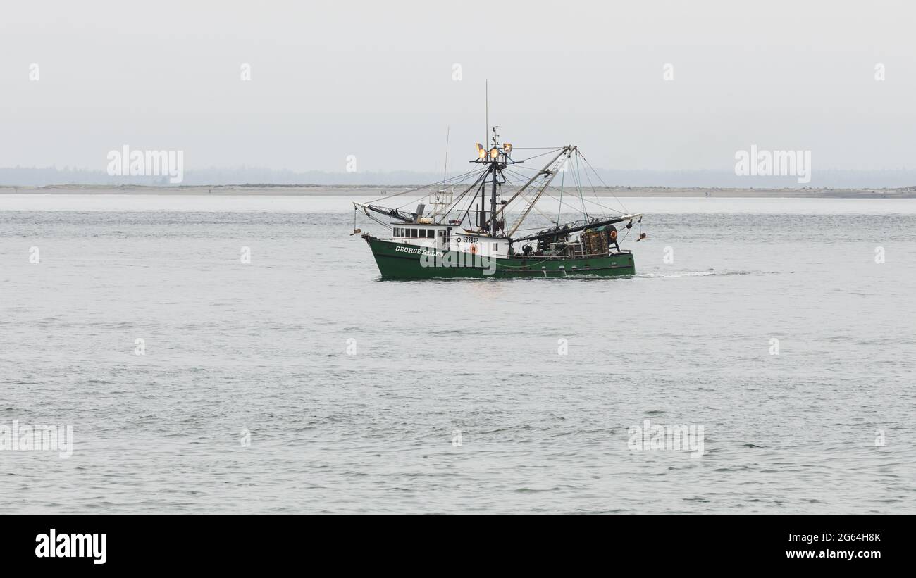 Westport, WA, États-Unis - 24 juin 2021; le chalutier de pêche George Allen à l'entrée de Grays Harbour dans le nord-ouest du Pacifique Banque D'Images