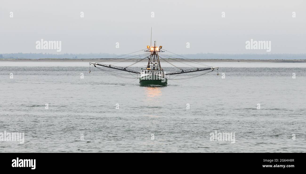 Westport, WA, USA - 24 juin 2021; le navire de pêche George Allen dans l'eau de Grays Harbour, dans le Nord-Ouest du Pacifique, avec son matériel de chalutage Banque D'Images