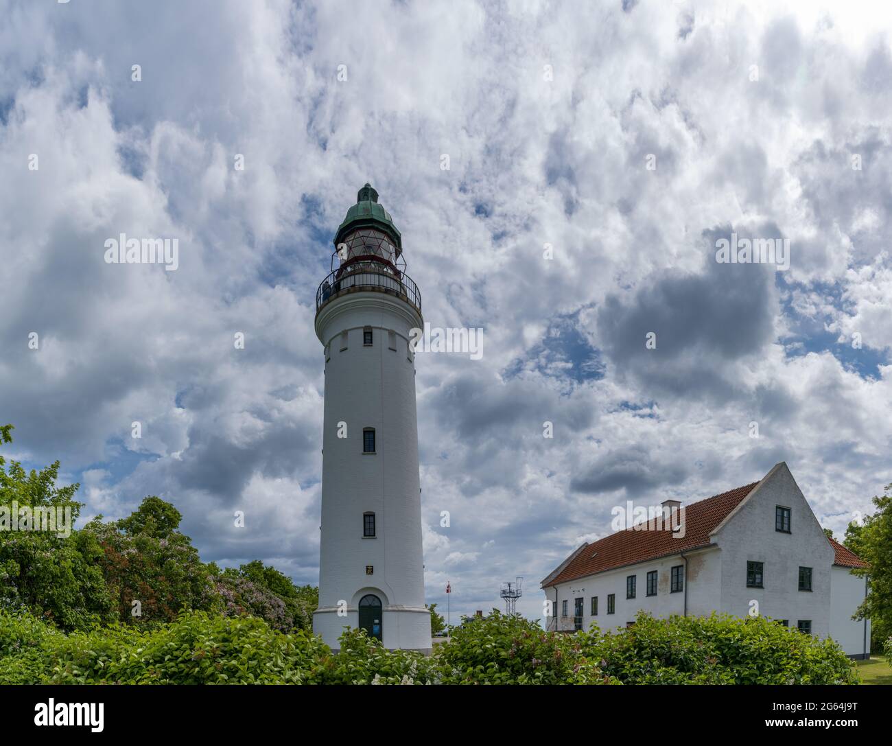 Stevns Klint, Danemark - 12 juin 2021 : vue sur le phare de Stevns, sur la côte est du Danemark, lors d'une belle journée d'été Banque D'Images