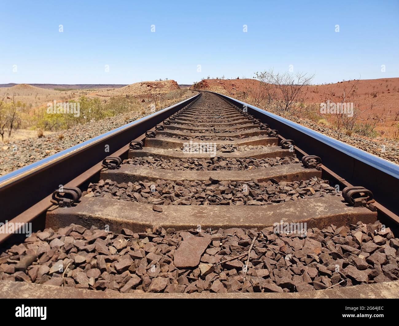 Tête vide sur la vue de la voie de chemin de fer depuis le sol menant à la distance, Karratha Australie occidentale. Banque D'Images