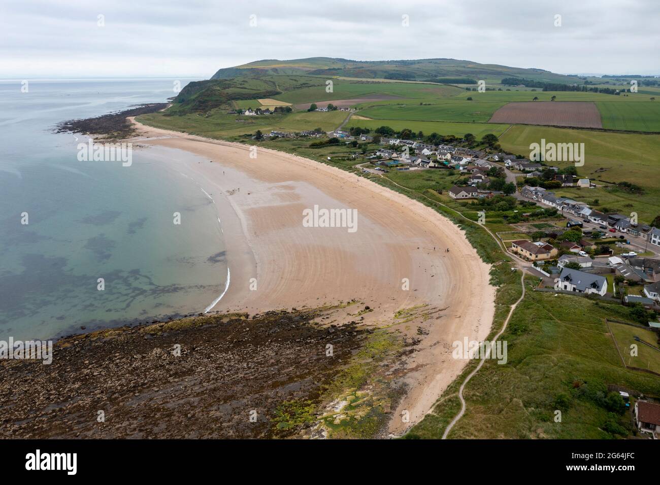 Vue aérienne de la plage de Shandwick Bay et des villages de Shandwick et de Balintore. Banque D'Images