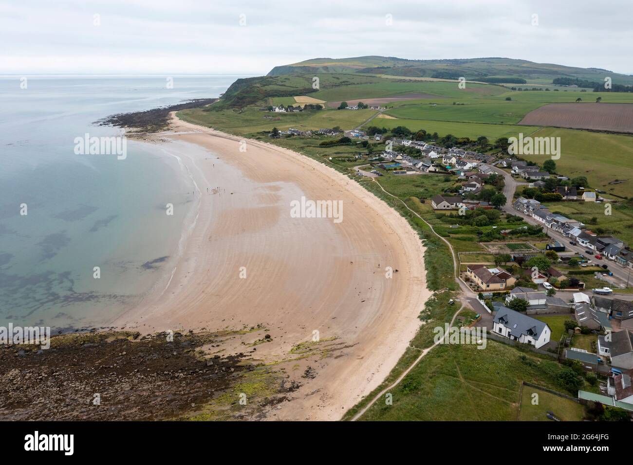 Vue aérienne de la plage de Shandwick Bay et des villages de Shandwick et de Balintore. Banque D'Images