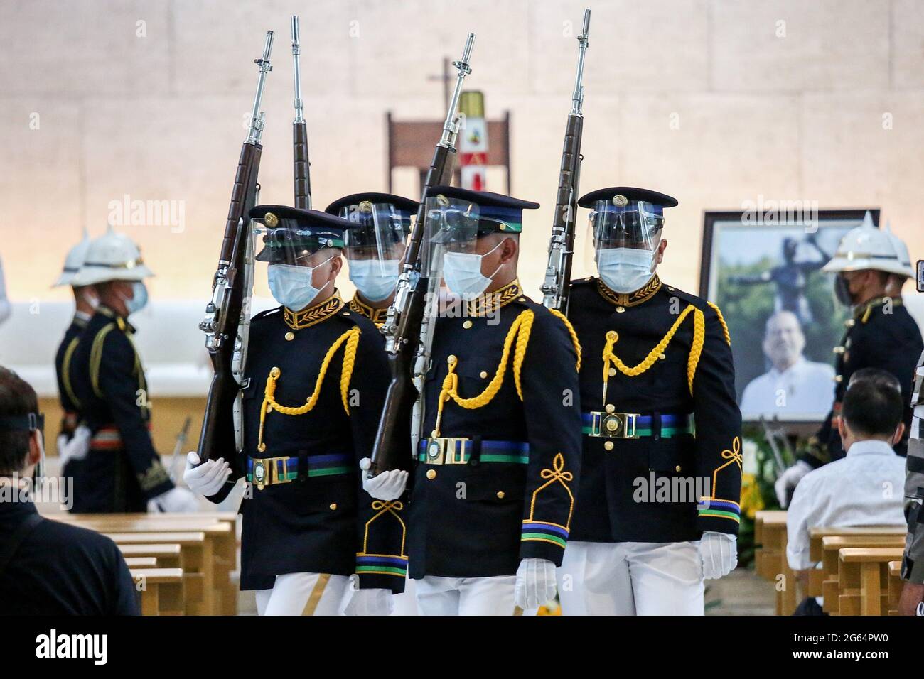 Les gardiens d'honneur militaires changent de poste à la suite de l'ancien président Benigno Aquino III à l'église Ateneo de Gesu dans la ville de Quezon, dans le Grand Manille, aux Philippines. Banque D'Images