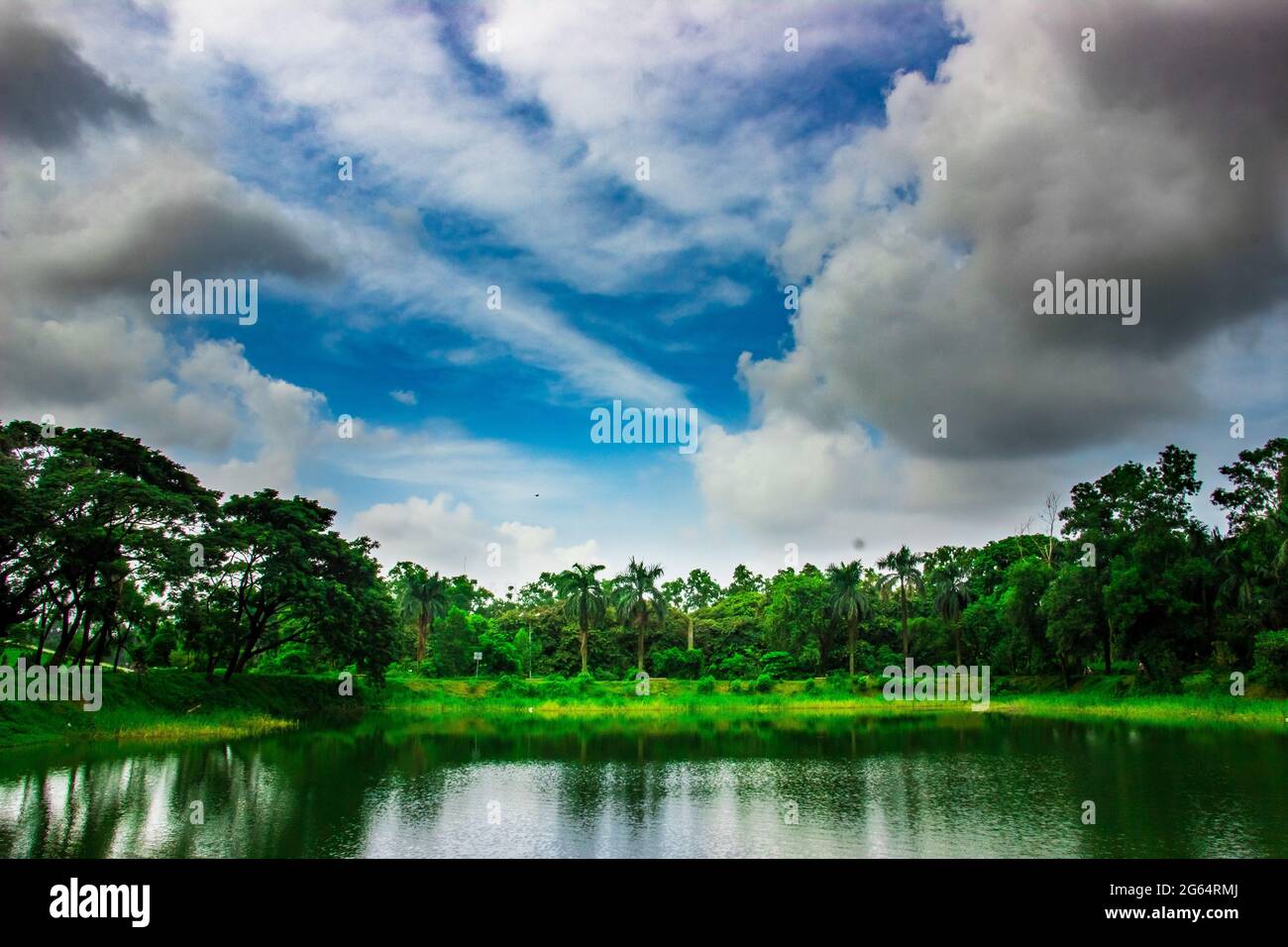 Un étang sous le ciel nuageux. J'ai pris cette photo le 11 août 2018, à Dhaka, au Bangladesh, en Asie du Sud Banque D'Images