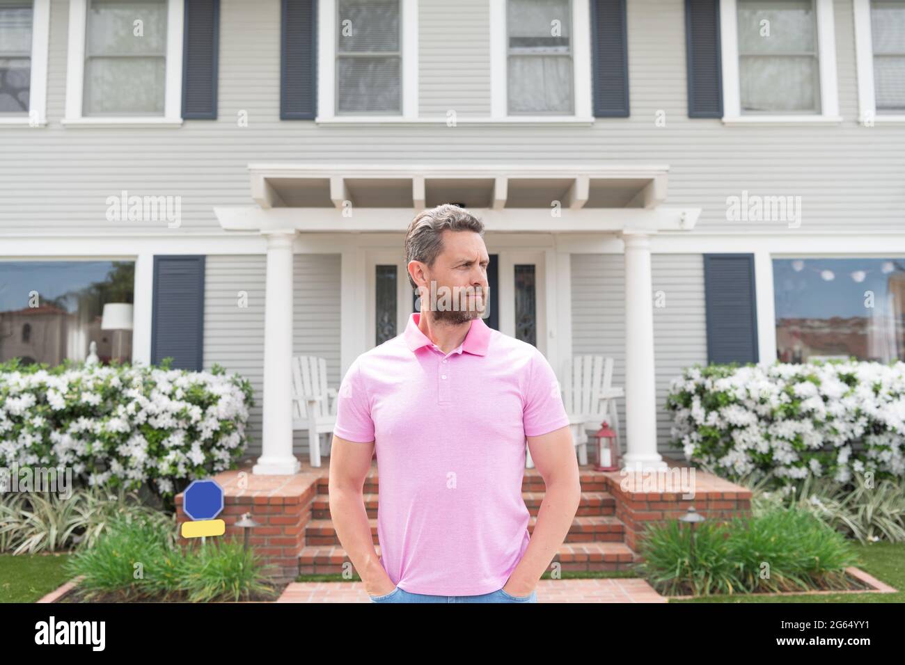 a vendre. beau realteur attendant les visiteurs. louer une nouvelle maison. propriétaire. homme confiant dehors Banque D'Images