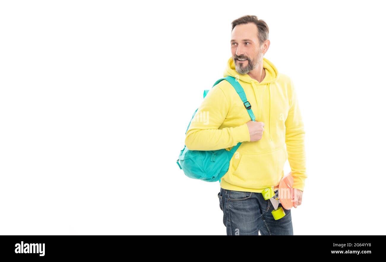 skateboarder pour adultes. style boxer décontracté pour hommes. espace pour copier. homme mature heureux porte un panneau de penny Banque D'Images