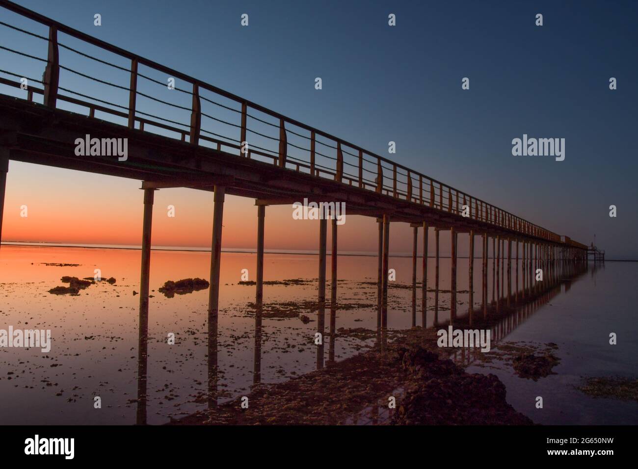Long quai au coucher du soleil, lever du soleil Banque D'Images