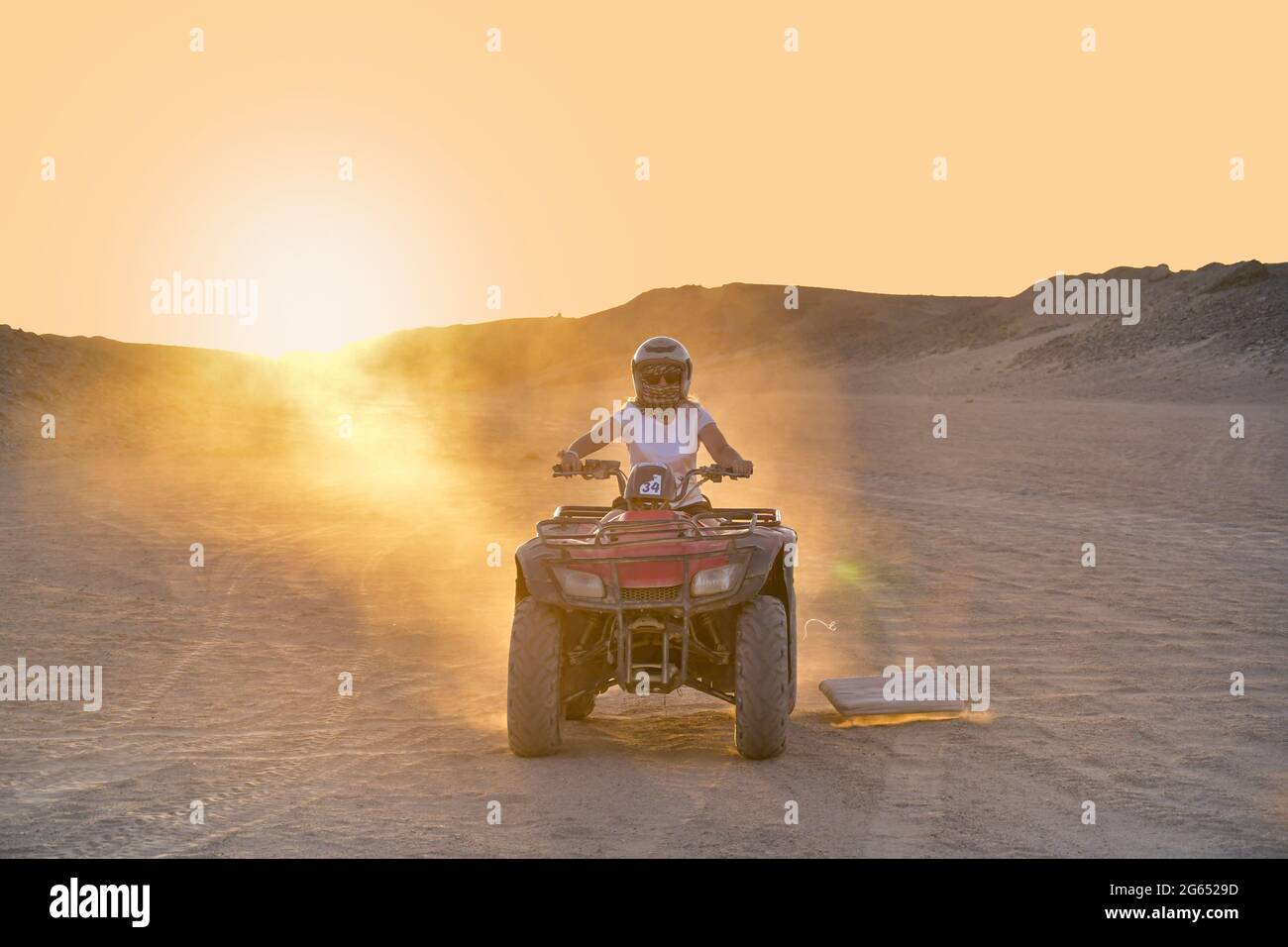Femme en quad dans le désert Banque D'Images