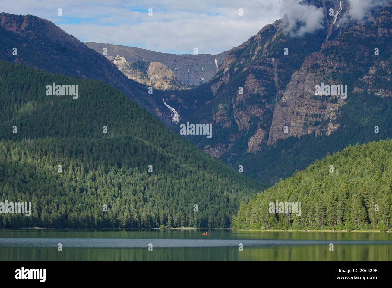 Une journée d'été calme dans un réservoir du Montana fait de belles réflexions et une impressionnante chute d'eau. Banque D'Images