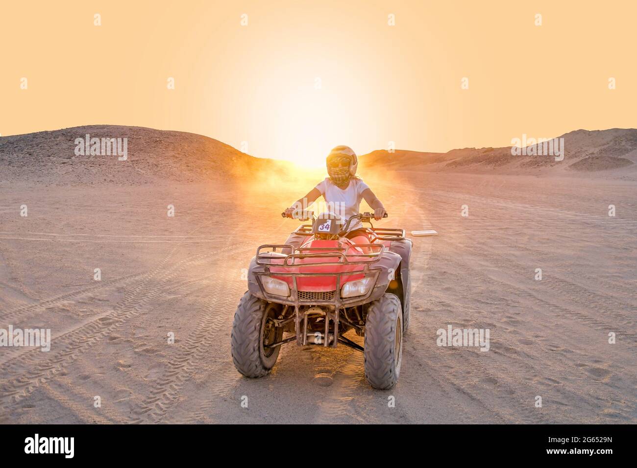 Femme en quad dans le désert Banque D'Images