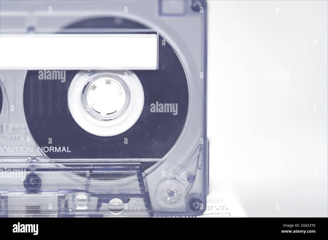 Cassette audio transparente de 90 minutes avec étiquette adhésive vierge. Face A de la cassette. Bande magnétique et reproduction audio des années 70 et 80. Retour Banque D'Images