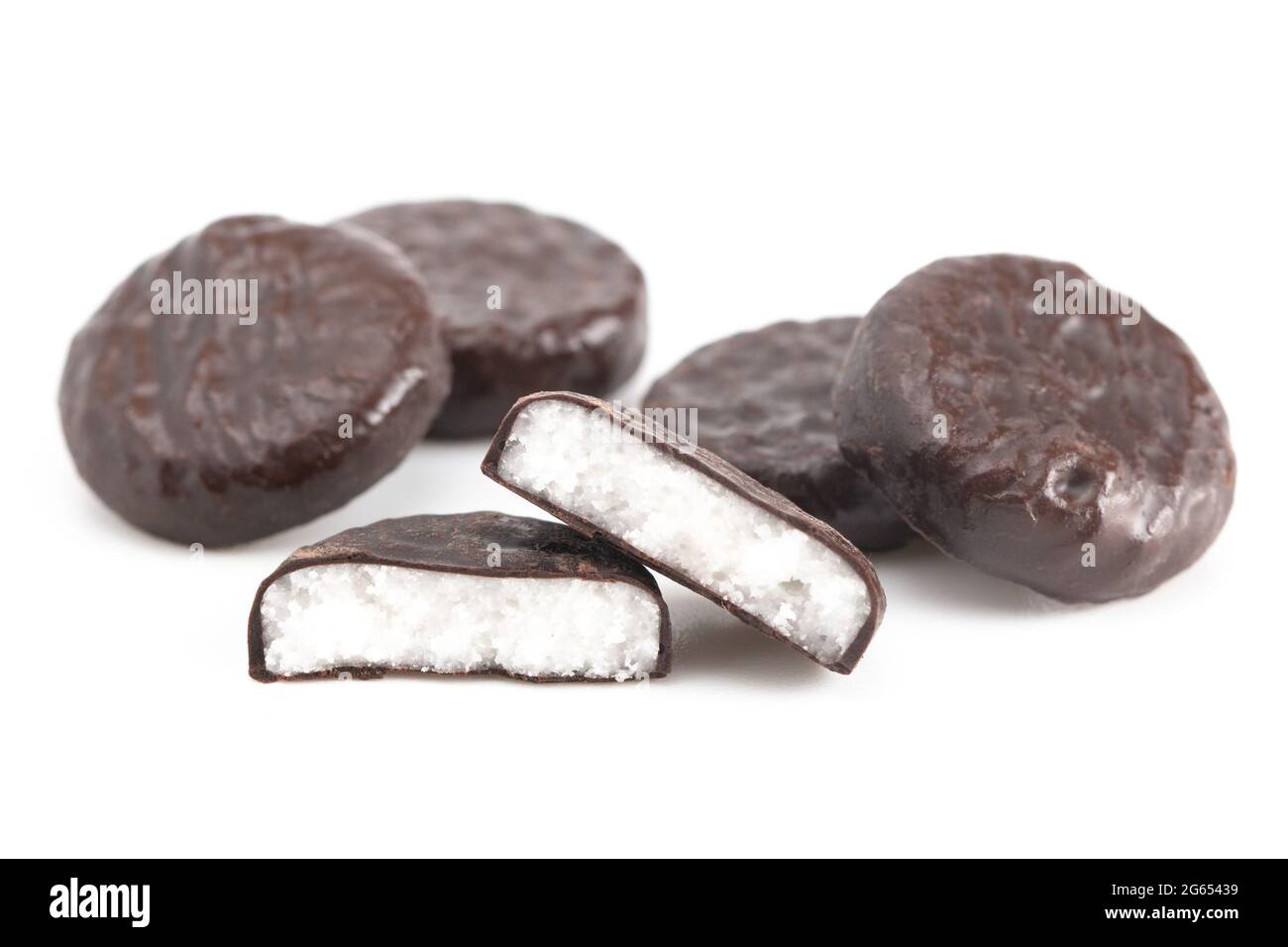 Une patty de noix de coco recouverte de chocolat sur fond blanc Banque D'Images