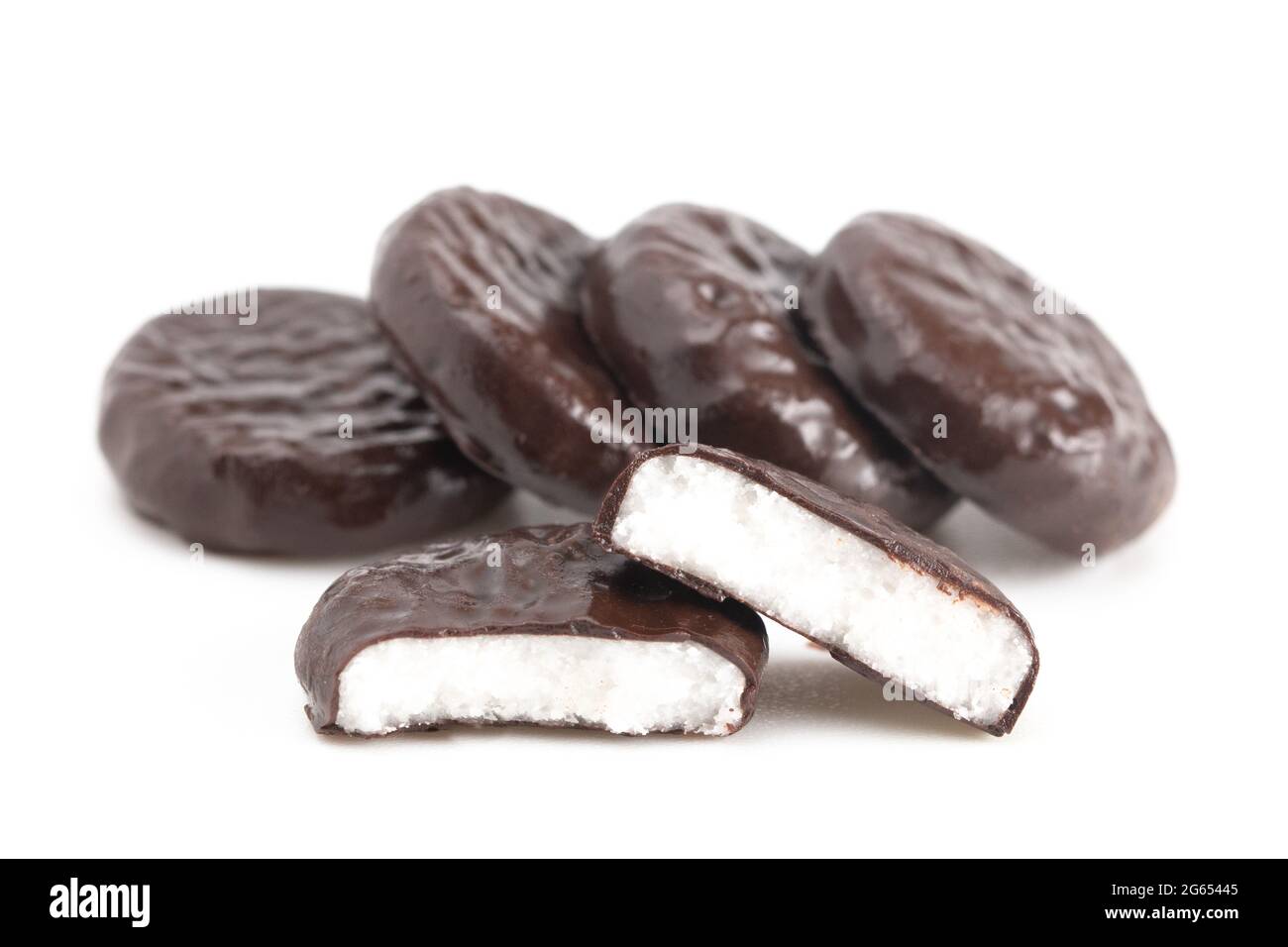 Une patty de noix de coco recouverte de chocolat sur fond blanc Banque D'Images