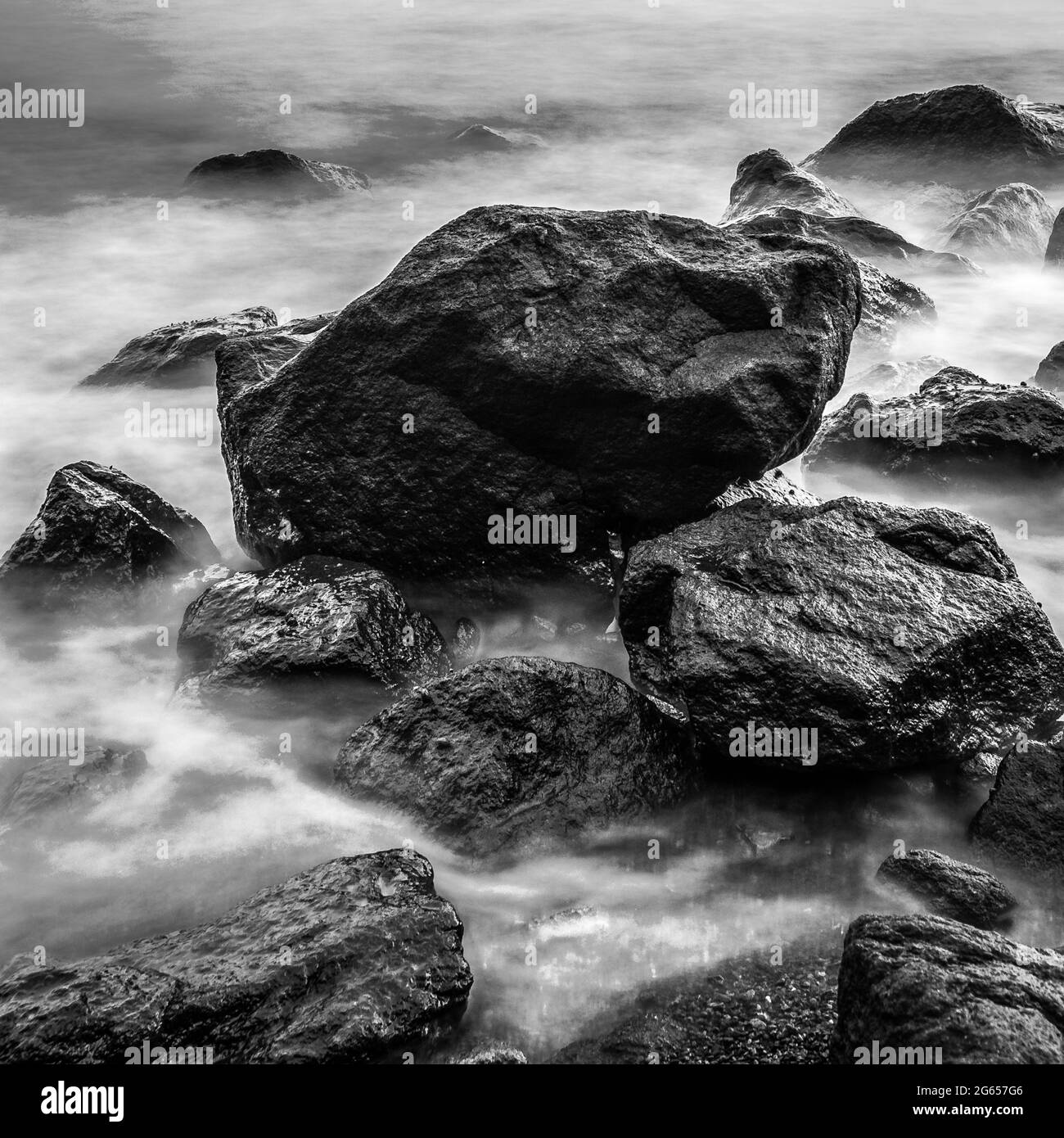 Rochers et vagues fluides Banque D'Images