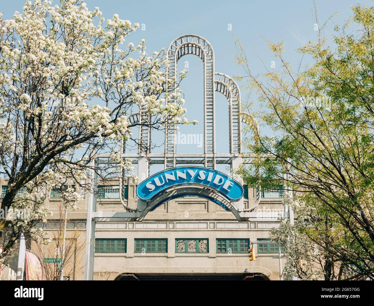 Un bâtiment avec une tour en arrière-plan, Sunnyside, Queens, New York Banque D'Images Un bâtiment avec une tour en arrière-plan, Sunnyside, Queens, New York Banque D'Images