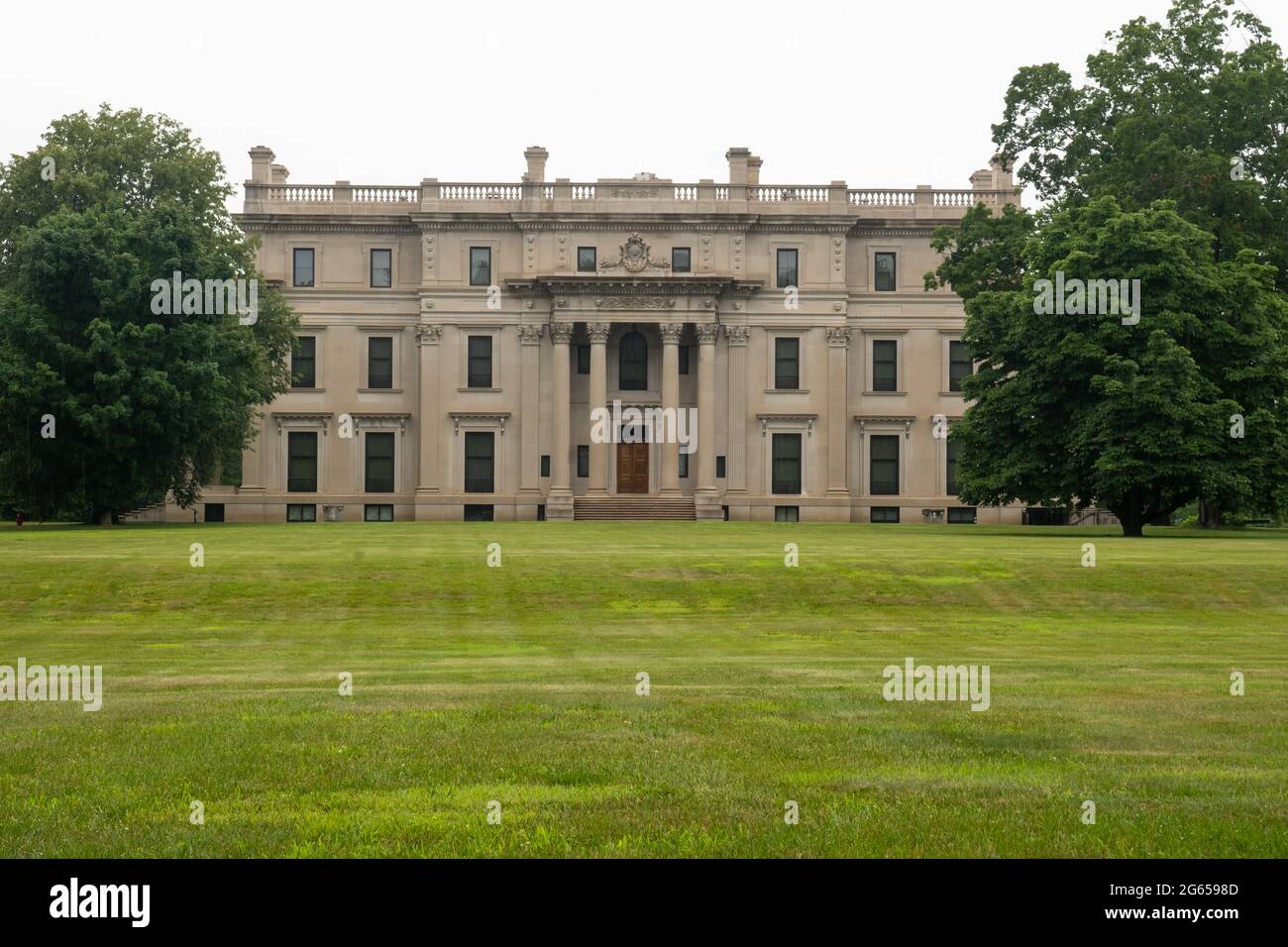 Hyde Park, NY - Etats-Unis - 1er juillet 2021 : vue horizontale du site historique national de Vanderbilt Mansion, musée historique de Hyde Park, New York. Banque D'Images