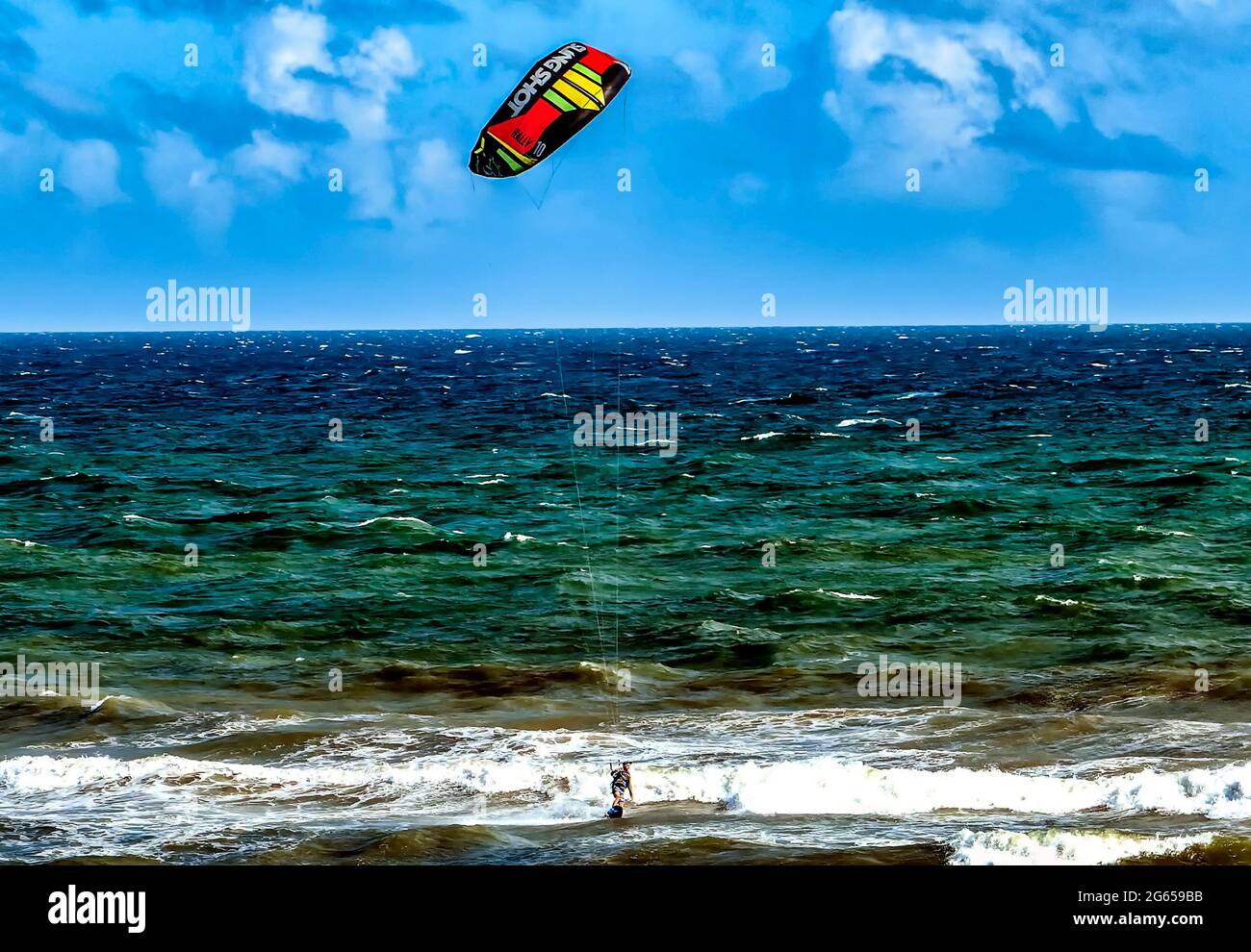 Surfeur du vent dans les mers agitées au large de la côte de Caroline du Nord Banque D'Images