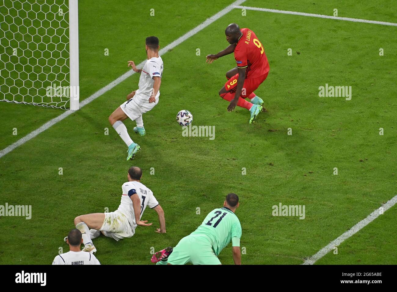 Romelu LUKAKU (bel) donne la grande chance de but d'égaliser, d'action, duels contre Leonardo SPINAZZOLA (ITA), scène de zone de pénalité. Quart de finale, match M46, Belgique (bel) - Italie (ITA) 1-2 le 2 juillet 2021, Arena Muenchen. Football EM 2020 du 06/11/2021 au 07/11/2021. Banque D'Images