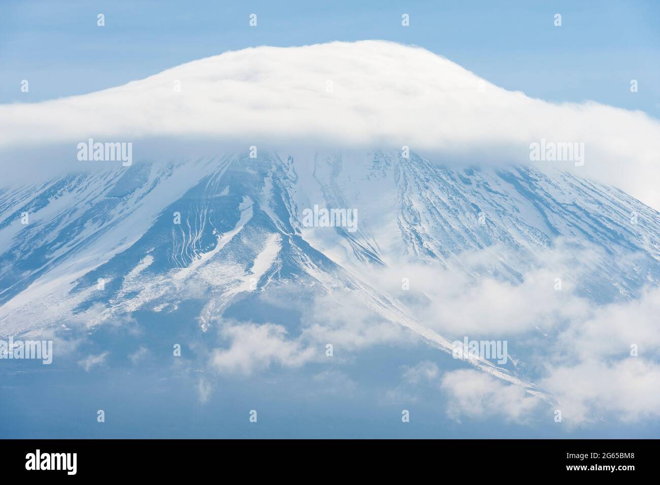 Belle vue rapprochée du Mont Fuji avec neige et chapeau en forme de nuage. Photo prise de la route nationale 139 à Yamanashi, Japon. Banque D'Images