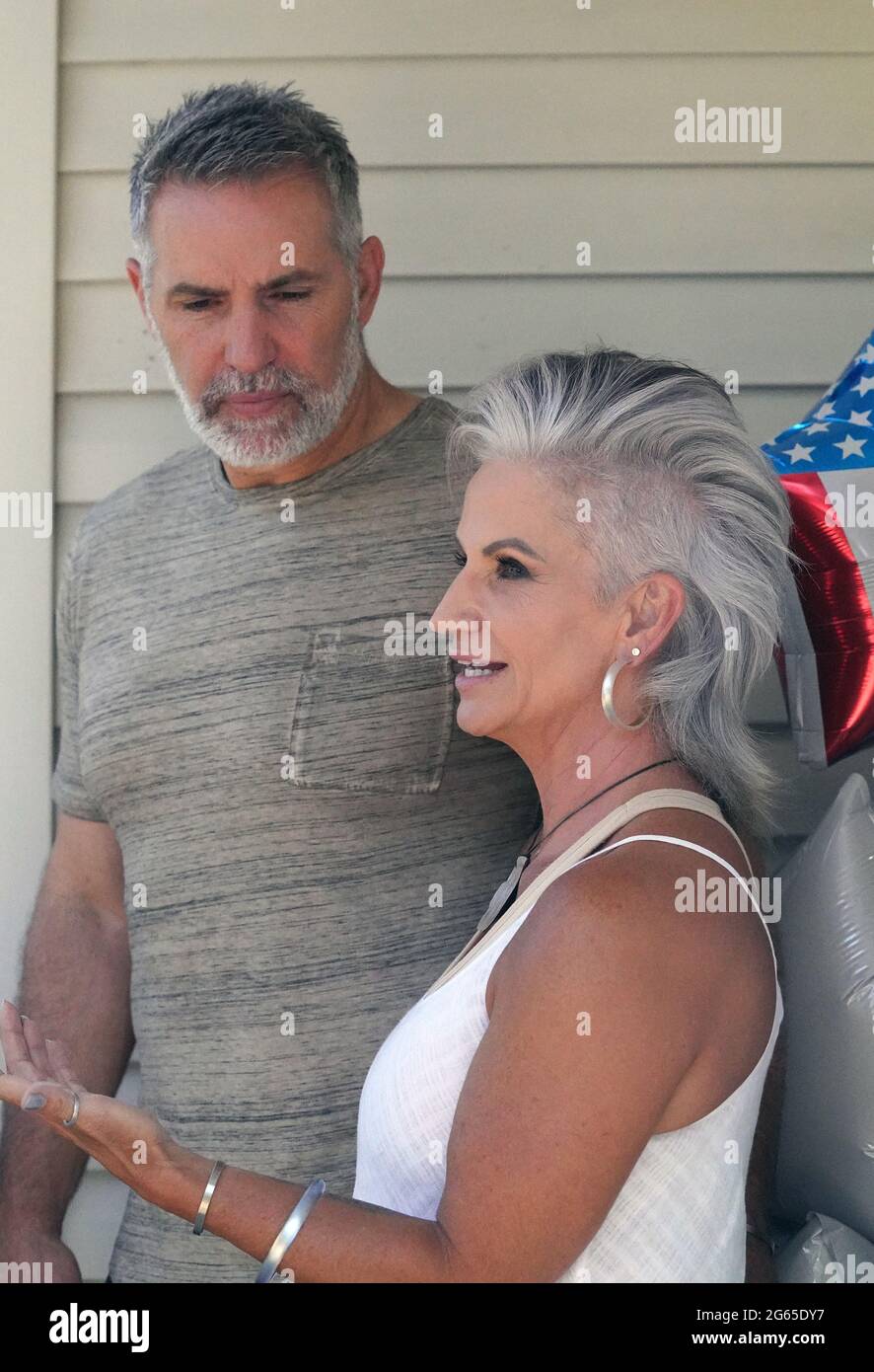 Alton, États-Unis. 02 juillet 2021. Le quarterback du Temple de la renommée, Kurt Warner, et la femme Brenda, parlent avec les reporters après avoir surpris la famille Krikelas, avec leur nouvelle maison à Alton, Illinois, le vendredi 2 juillet 2021. La Kurt Warner First Things First Foundation a surpris la famille en lui fournissant tout ce dont la famille a besoin pour faire de sa nouvelle maison Habitat, une maison. Cela fait de la 54e maison que les Warners ont meublé. Photo par Bill Greenblatt/UPI crédit: UPI/Alay Live News Banque D'Images