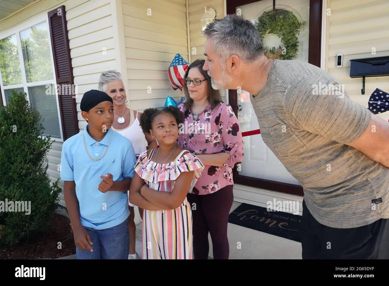 Alton, États-Unis. 02 juillet 2021. Le quarterback du Temple de la renommée, Kurt Warner, parle à la famille Krikelas avant de leur montrer l'intérieur de leur nouvelle maison à Alton, Illinois, le vendredi 2 juillet 2021. La Kurt Warner First Things First Foundation a surpris 54 familles en leur fournissant leurs nouvelles maisons avec tout ce dont la famille a besoin pour faire de leur nouvelle maison Habitat, une maison. Photo par Bill Greenblatt/UPI crédit: UPI/Alay Live News Banque D'Images