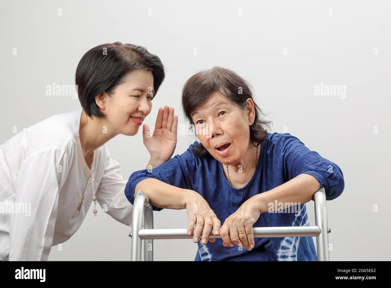 Femme asiatique âgée perte auditive , difficile d'audition, mais bonheur la bonne nouvelle Banque D'Images