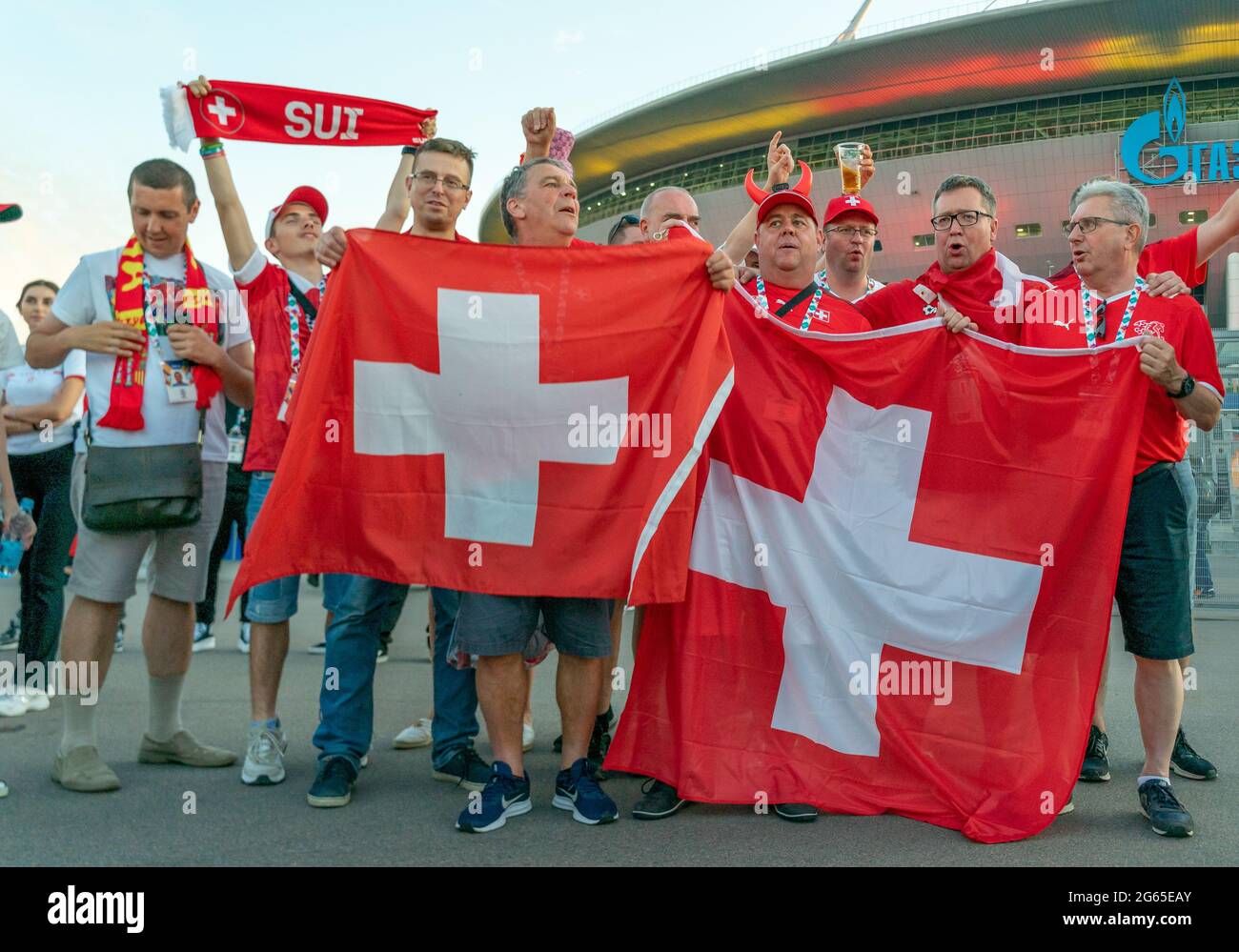 Les fans de football suisse vêtus de tenues colorées de la Suisse, avec drapeaux nationaux, match de quart de finale de l'UEFA 2020 Suisse-Espagne, Saint-Pétersbourg, Russie Banque D'Images