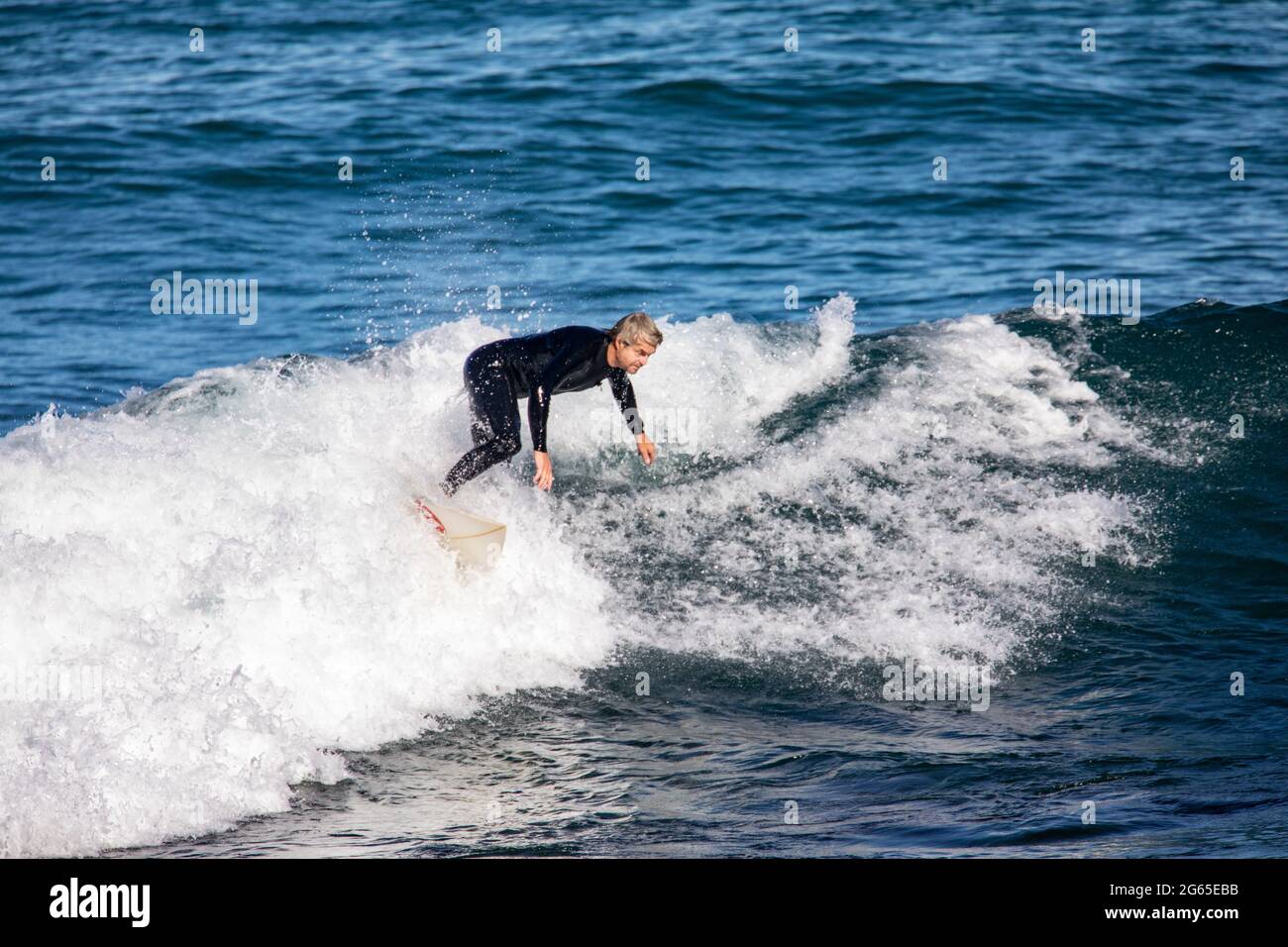 Surfeur mâle sur la vague de l'océan à Avalon Beach à Sydney, en Australie Banque D'Images