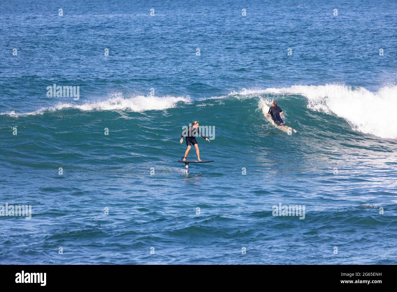 Surfez sur l'océan au large de la plage de Sydney, en Nouvelle-Galles du Sud, en Australie, un jour hiverne Banque D'Images