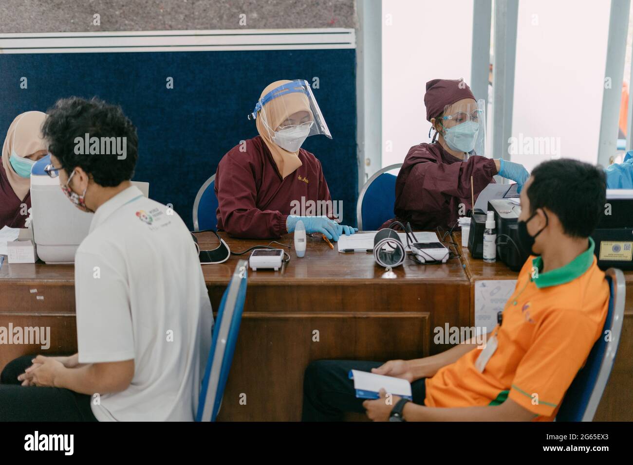 Salatiga, Indonésie - 3 juin 2021 : un professionnel de la santé prépare une dose du vaccin Covid-19 de Sinovac Biotech Ltd. Pendant la vaccination de masse. Banque D'Images