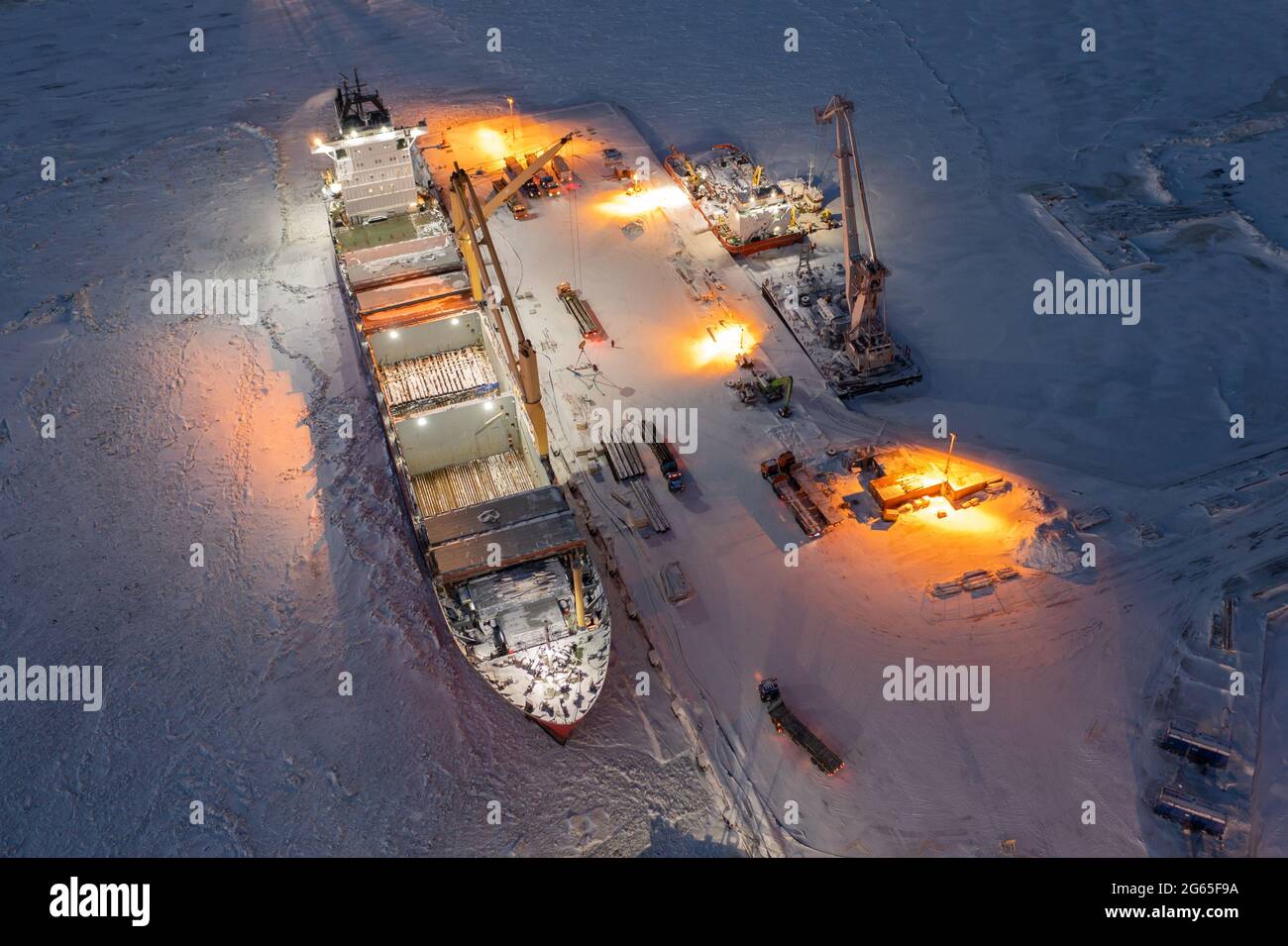 Sabetta, région de Tyumen, Russie - 07 décembre 2020 : le navire est engagé dans des opérations de fret au quai. Le navire est gelé dans la glace. Banque D'Images