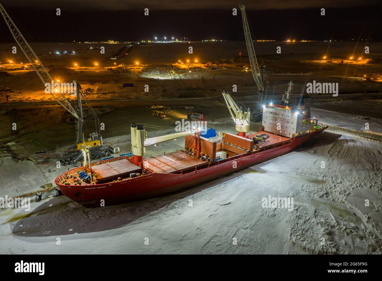 Sabetta, région de Tyumen, Russie - 02 décembre 2020 : le navire de fret sec est engagé dans des opérations de fret à la berth. Le navire est gelé dans la glace. Banque D'Images