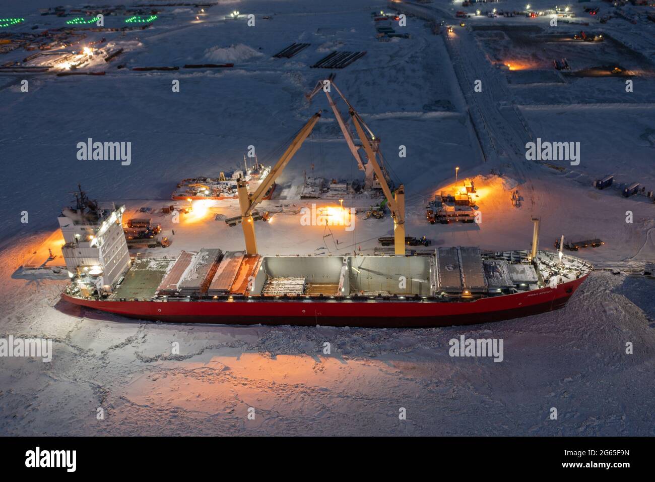 Sabetta, région de Tyumen, Russie - 07 décembre 2020 : le navire est engagé dans des opérations de fret au quai. Le navire est gelé dans la glace. Banque D'Images