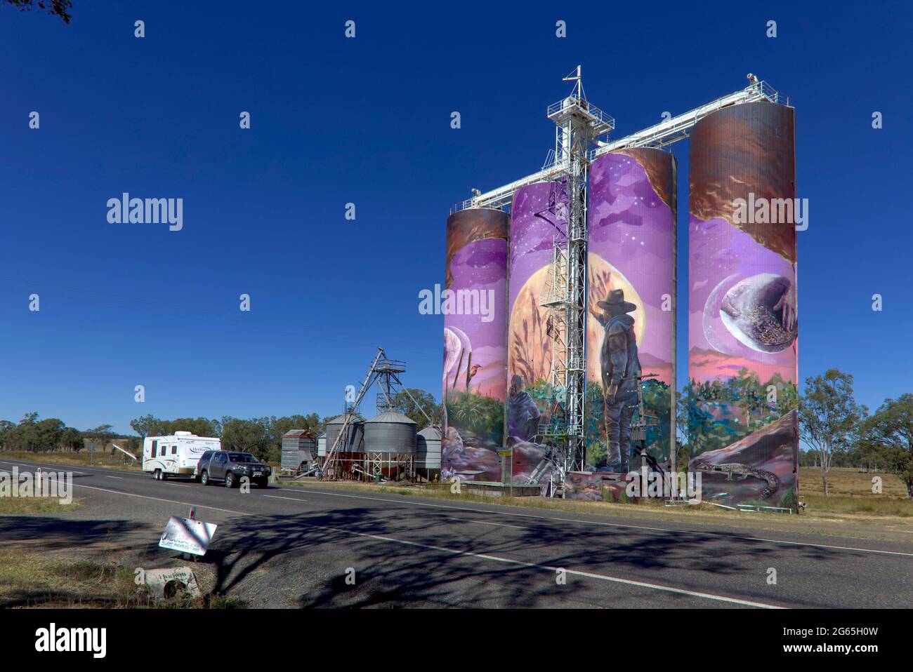 Caravane passant devant la peinture murale des trois Moons peinte sur des silos à grains près de Monto North Burnett Queensland Australie Banque D'Images
