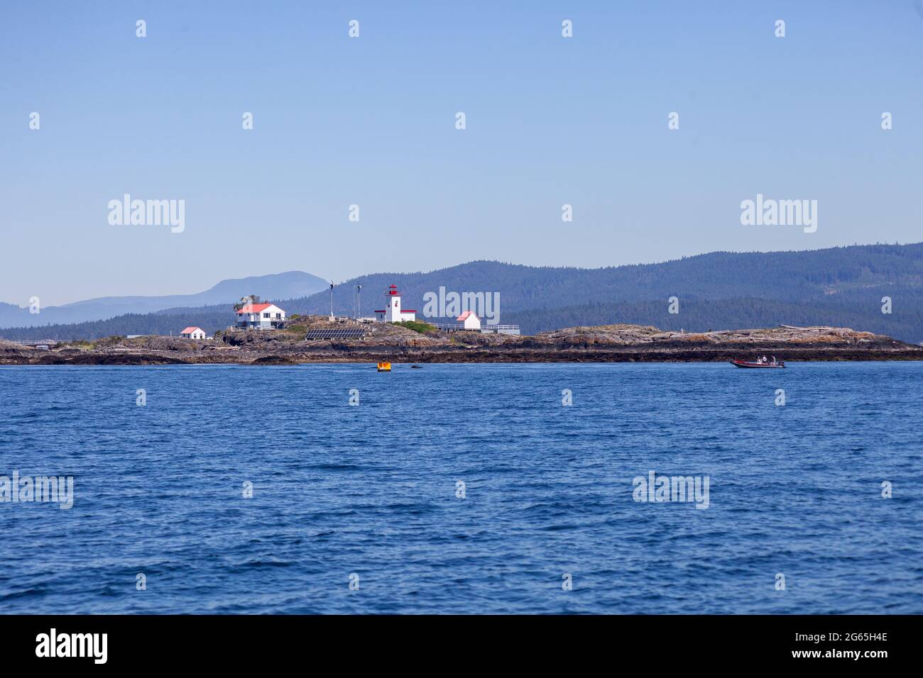 Le phare de Merry Island est haut comme une aide à la navigation pour les remorqueurs, les bateaux de plaisance et les bateaux de pêche naviguant dans le col de bienvenue, entre le Th Banque D'Images