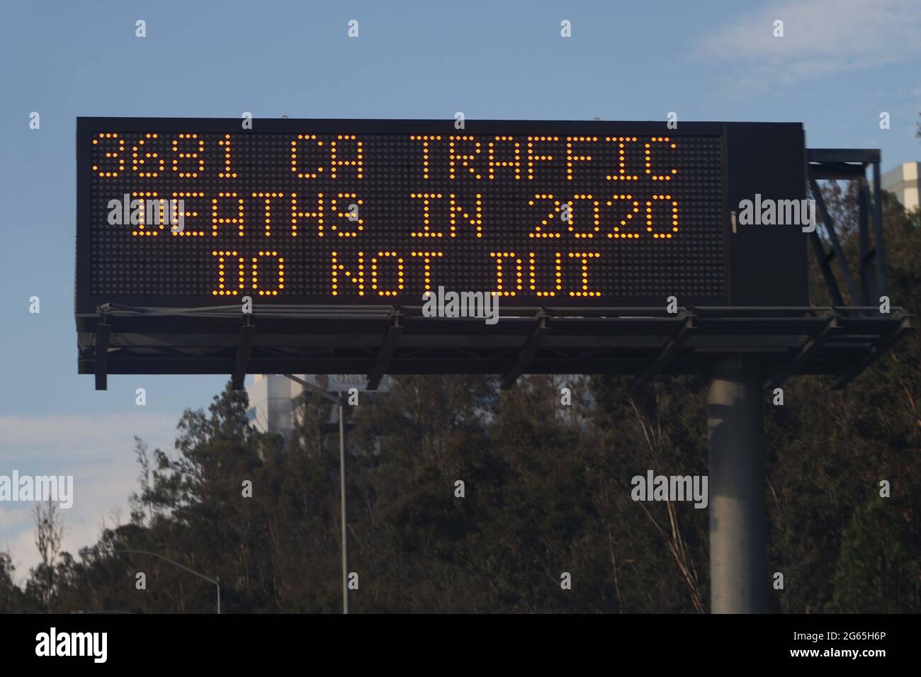 Avis de la DUI sur un panneau de messages Caltrans sur l'autoroute Interstate 710, le vendredi 2 juillet 2021, à Los Angeles. Banque D'Images