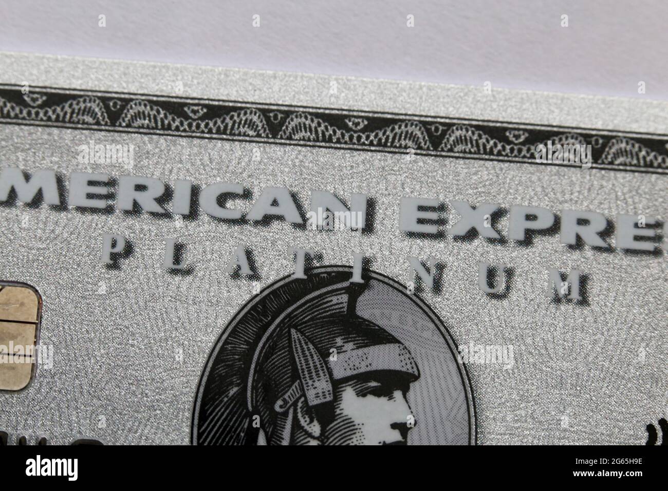 Carte American Express Platinum (Amex Platinum) en gros plan - il s'agit de l'ancienne carte Amex Platinum en plastique. Avril 2020, Espoo, Finlande. Banque D'Images