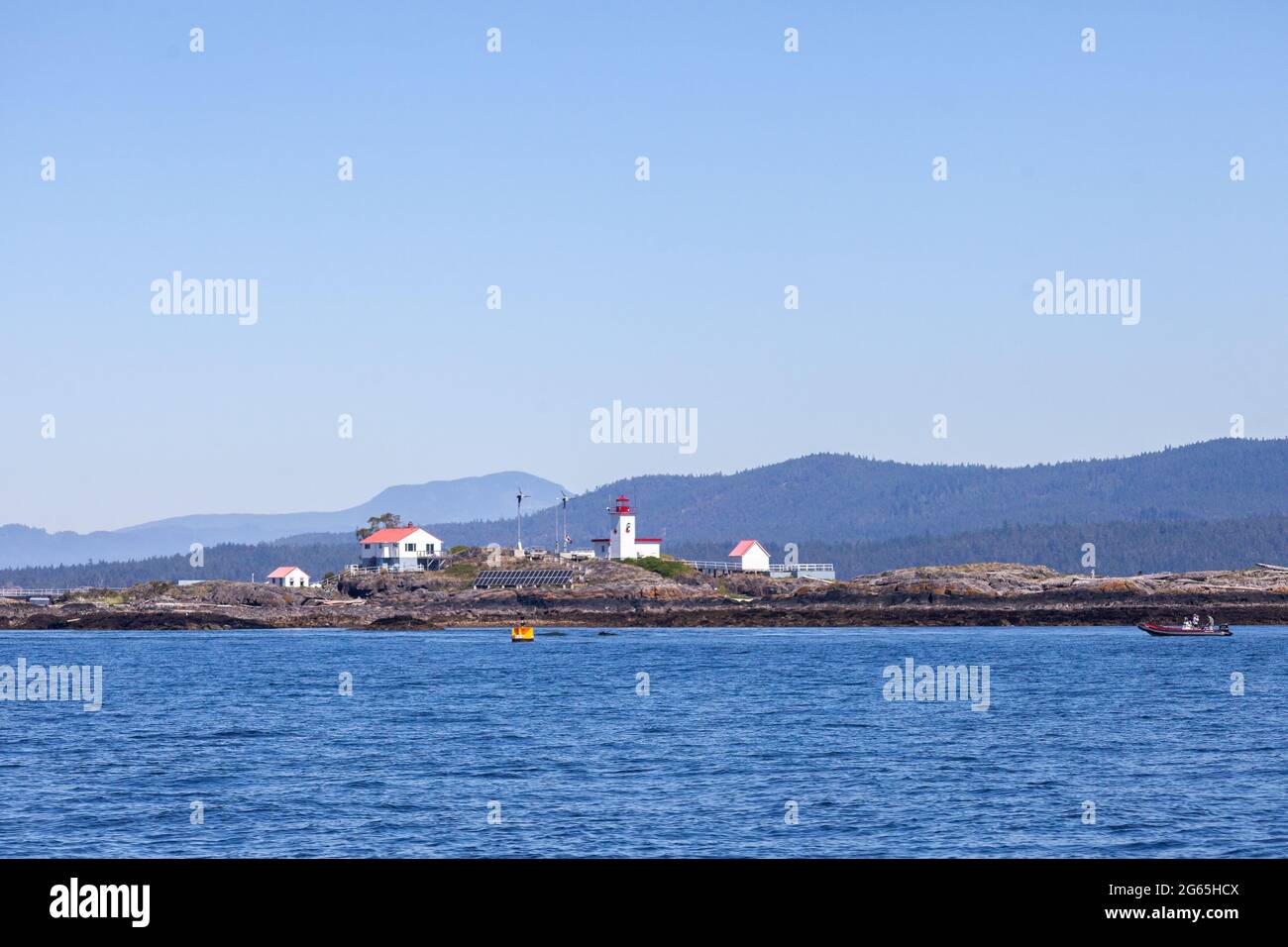 Le phare de Merry Island est haut comme une aide à la navigation pour les remorqueurs, les bateaux de plaisance et les bateaux de pêche naviguant dans le col de bienvenue, entre le Th Banque D'Images
